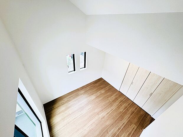 どんな家具にでも相性が良い清潔感ある白色調のクロスを採用。主張しすぎない配色、耐久性にも優れた床材は日々のメンテナンスも楽に、快適に過ごして頂けるよう考えられています。 