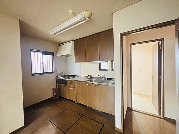 壁付のキッチンは上部に収納が作りやすいのがメリット。空間を有効活用したすっきりとしたデザイン。