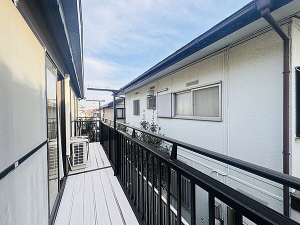 陽ざしが差込む明るいバルコニー。奥行きのあるバルコニーはお洗濯時に助かります。