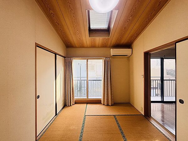 バルコニーに面した和室。開口部からは優しい陽光が差し込み心地よい風が通り抜けます。