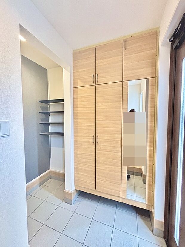 明るく開放的な玄関、靴の脱ぎ履きもしやすく、収納も豊富でご家族皆様の靴をスッキリ収納できます。