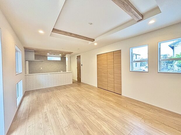 家族が一番集まる場所だから広々としつつも素敵な空間であって欲しい。皆がくつろぐリビングからキッチンまでが一つに繋がる空間。 