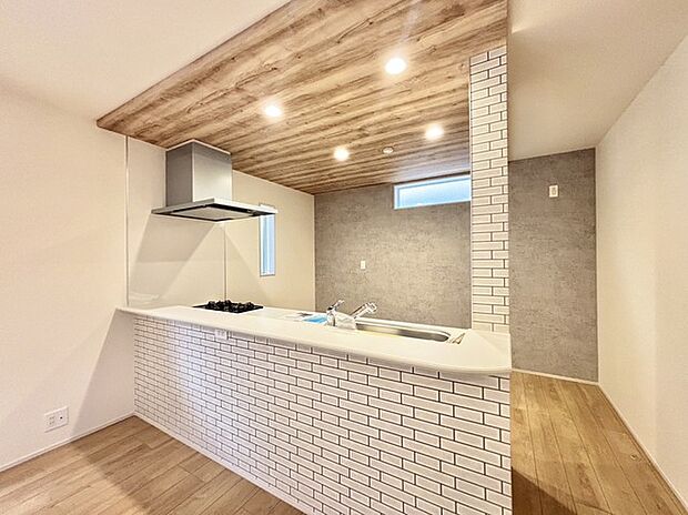 家族の集うリビングには色々な方向から光が差し込む設計に。家族のコミュニケーションが弾むスポットだから明るい雰囲気であってほしい。