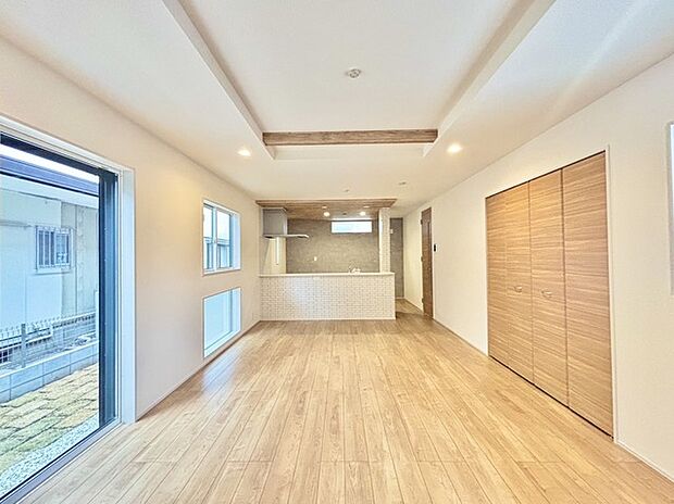 家族団欒のリビング。陽光差し込む食卓には家族の会話とスマイルが溢れます。いつまでもここで食卓を囲みたくなる、そう感じさせてくれるスペース。 