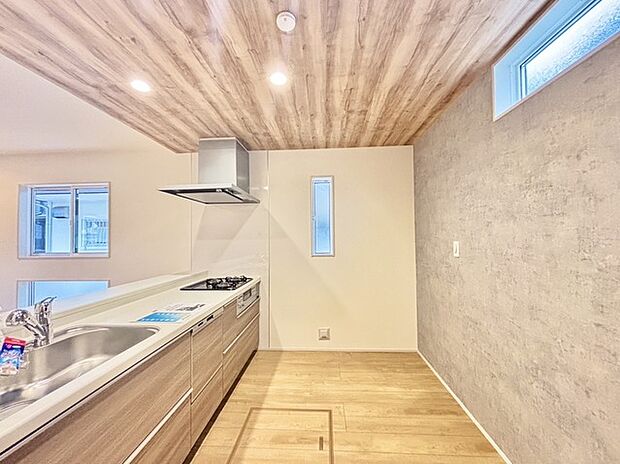 明るい光が降り注ぐ窓があるキッチンはお料理を作る時の気持ちもいつもより明るくなります。近くに窓があるので換気もしやすいですね。