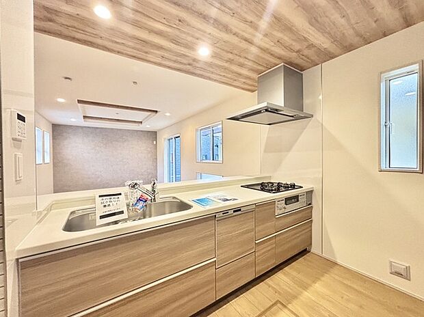 家族が一番集まる場所だから広々としつつも素敵な空間であって欲しい。皆がくつろぐリビングからキッチンまでが一つに繋がる空間。