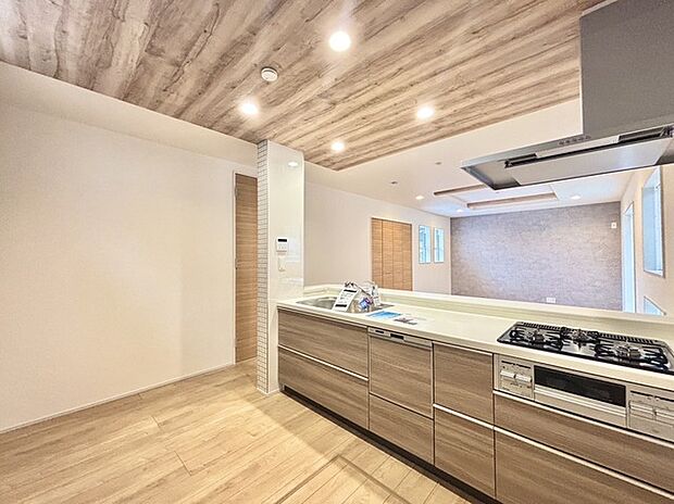 キッチンはオープンカフェスタイルだからリビングとの一体感はバッチリ。毎日のお料理時間も楽しくなりそうです。 