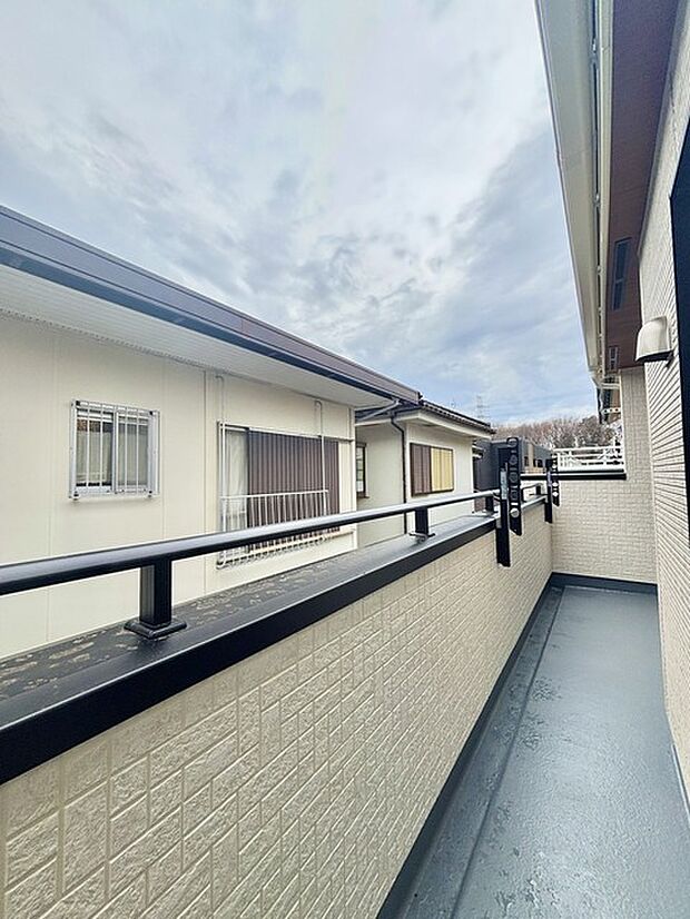 陽ざしが差込む明るいバルコニー。奥行きのあるバルコニーはお洗濯時に助かります。