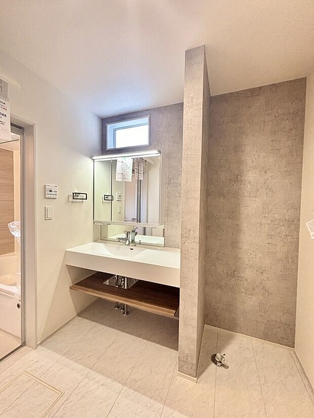 ゆとりの洗面スペースで朝の身支度もスムーズに行えます。