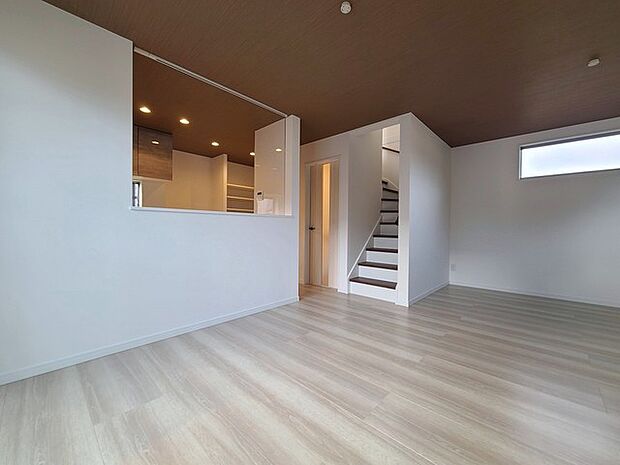 家族団欒のリビング。陽光差し込む食卓には家族の会話とスマイルが溢れます。いつまでもここで食卓を囲みたくなる、そう感じさせてくれるスペース。 