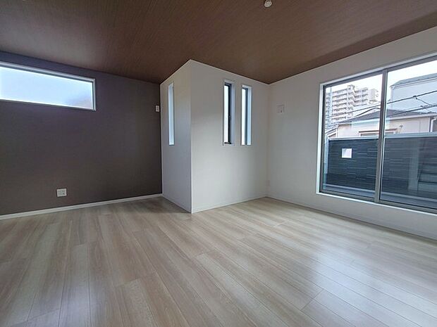 家族団欒のリビング。陽光差し込む食卓には家族の会話とスマイルが溢れます。いつまでもここで食卓を囲みたくなる、そう感じさせてくれるスペース。 