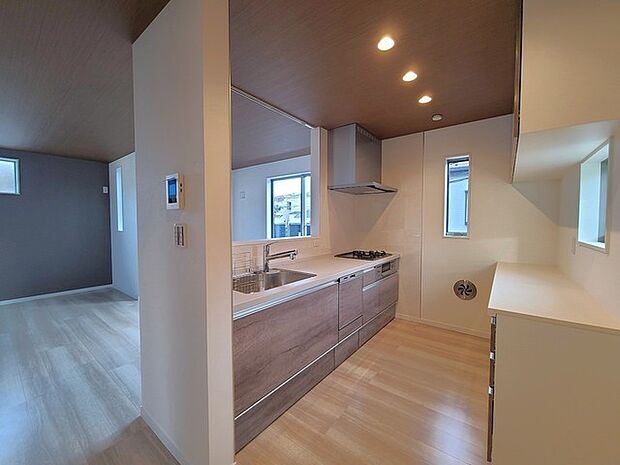 リビングにいる家族の顔が見渡せるカウンターキッチン。お料理もより一層おいしく、楽しく。食器棚を背面に設置しても十分な広さを確保しています。 