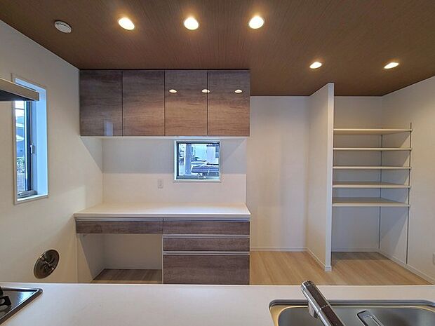 リビングにいる家族の顔が見渡せるカウンターキッチン。お料理もより一層おいしく、楽しく。食器棚を背面に設置しても十分な広さを確保しています。 