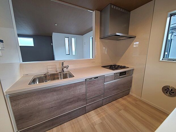 リビングにいる家族の顔が見渡せるカウンターキッチン。お料理もより一層おいしく、楽しく。食器棚を背面に設置しても十分な広さを確保しています。 