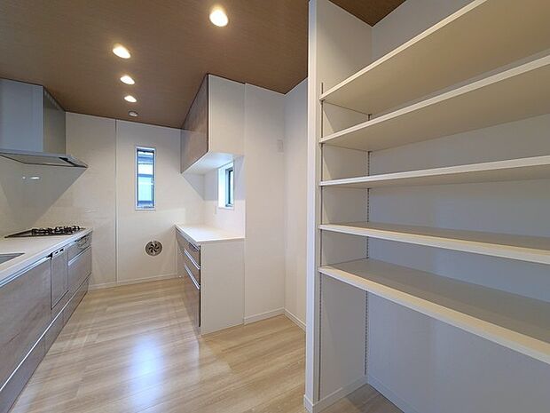 大容量のパントリーがございますので、非常食や食品のストックも沢山置けます。 