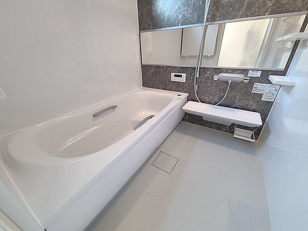 一緒にお風呂に入っている子供達の声がリビングまで聞こえてきそうな広々とした1坪バス 