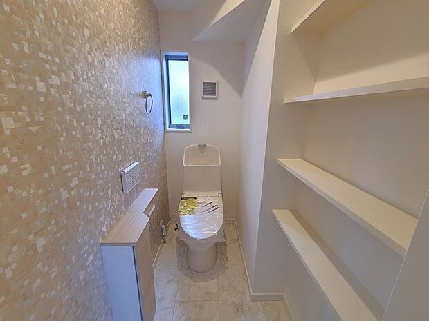 ウォシュレット機能付きのトイレ。換気のしやすい窓付きで、収納もあり実用性も兼ね備えた造り。 