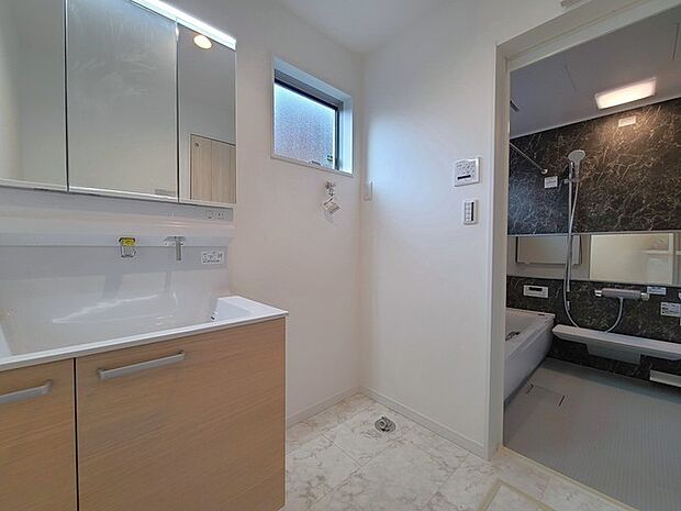 使い勝手の良い洗面台、窓があることで換気もしやすく清潔感のある空間を保てます。 