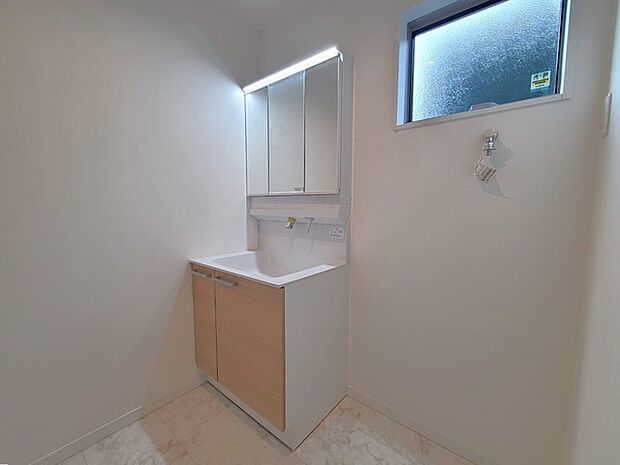使い勝手の良い洗面台、窓があることで換気もしやすく清潔感のある空間を保てます。 