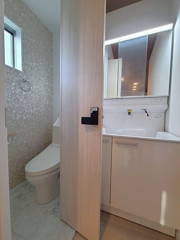 ゆとりの洗面スペースで朝の身支度もスムーズに行えます。 