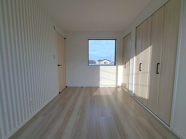 アクセントクロスを使用したオシャレな洋室。窓からそそぐ陽の光が眩しいベッドルームは、朝の目覚めが心地良く迎えられそうです。 