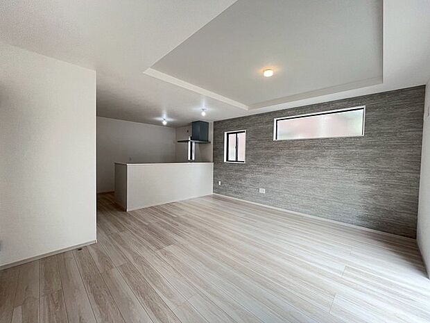 折り上げ天井が映えるカフェスタイルキッチン。