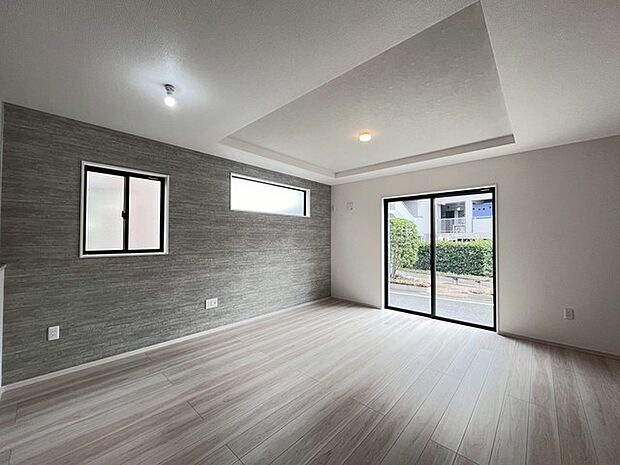 家族や友人、両親、親戚とこれから沢山の時間を紡ぐのだろう。そこを彩るのは窓から見える青い空、心地よい緑。そんなイメージが膨らむリビングスペース。 