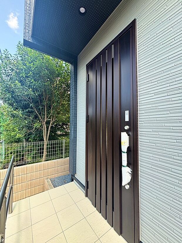 玄関はおうちの顔とも呼ばれる重要な場所!明るくスッキリと見える空間で住まう人を見送り、出迎えてくれます。