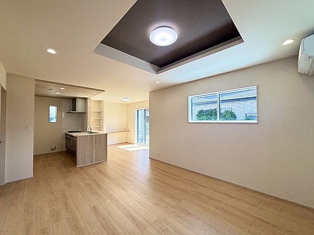 家族団欒のリビング。陽光差し込む食卓には家族の会話とスマイルが溢れます。いつまでもここで食卓を囲みたくなる、そう感じさせてくれるスペース。