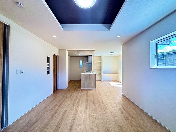 家族団欒のリビング。陽光差し込む食卓には家族の会話とスマイルが溢れます。いつまでもここで食卓を囲みたくなる、そう感じさせてくれるスペース。