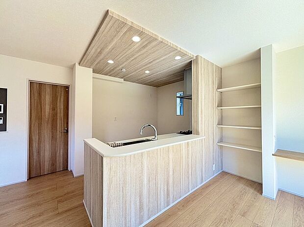 家族が一番集まる場所だから広々としつつも素敵な空間であって欲しい。皆がくつろぐリビングからキッチンまでが一つに繋がる空間。