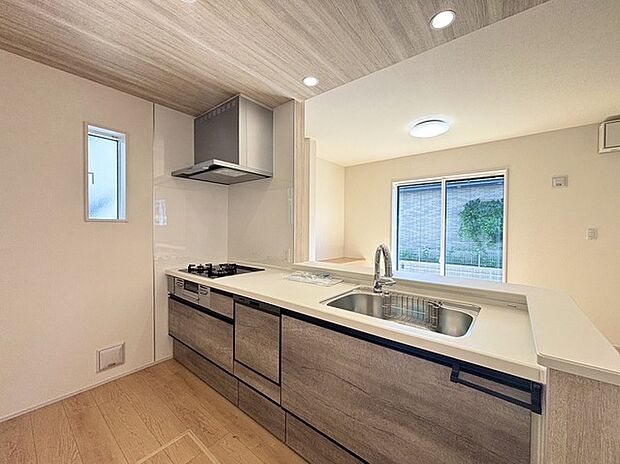 家族が一番集まる場所だから広々としつつも素敵な空間であって欲しい。皆がくつろぐリビングからキッチンまでが一つに繋がる空間。