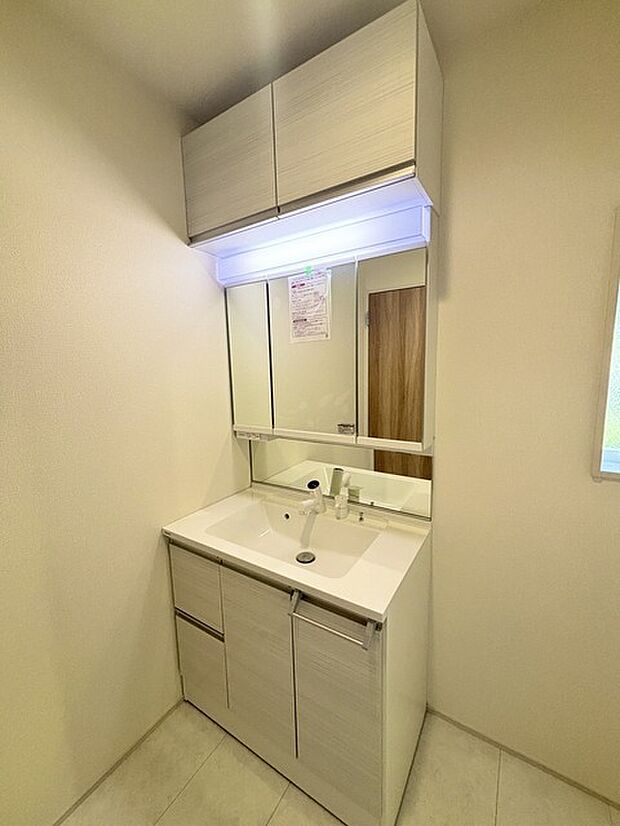 お出かけ前の身だしなみに一歩差がつく三面鏡。ミラー裏にはたっぷり収納もございます。