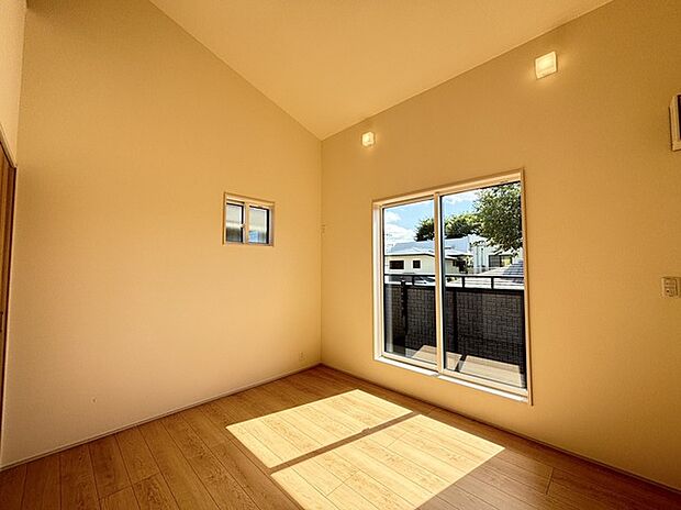 部屋の上部にはゆったりとしたロフトがありお子様のお楽しみスペースとしても収納スペースとして活用いただけけます。