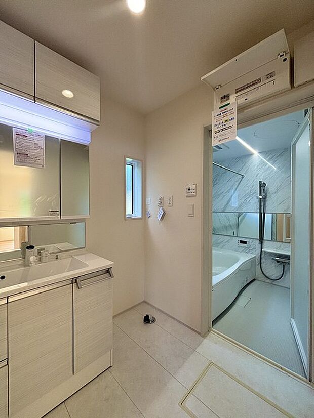 ゆとりの洗面スペースで朝の身支度もスムーズに行えます。