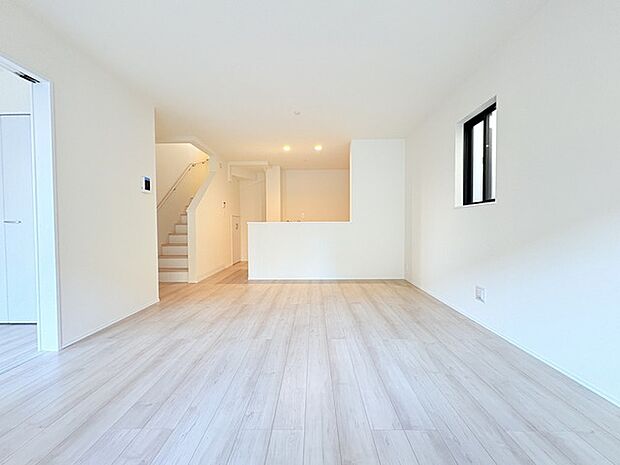 家族団欒のリビング。陽光差し込む食卓には家族の会話とスマイルが溢れます。いつまでもここで食卓を囲みたくなる、そう感じさせてくれるスペース。