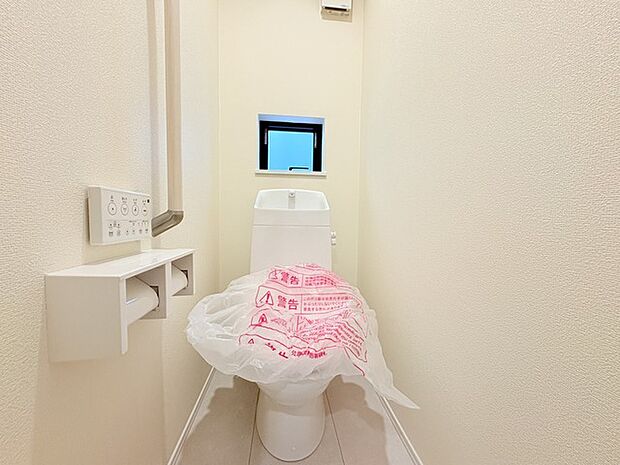ウォシュレット機能付きのトイレ。換気のしやすい窓付きで、収納もあり実用性も兼ね備えた造り。