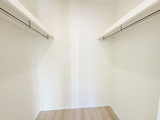 収納で悩む時間をなくしたい。家族の衣服が多くても頼もしいWIC(ウォークインクローゼット)