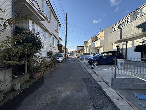 戸建てが立ち並ぶ静かな住宅街。四季折々の移り変わりを感じながら自然と楽しみ、暮らす、そんな毎日を日々の中で感じられる住環境