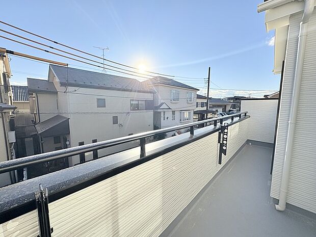 広めのバルコニーは風通しも良くお洗濯物もしっかりと干すことができます！ 