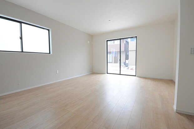 家族や友人、両親、親戚とこれから沢山の時間を紡ぐのだろう。そこを彩るのは窓から見える青い空、心地よい緑。そんなイメージが膨らむリビングスペース。