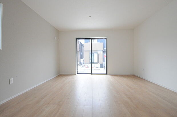 家族団欒のリビング。陽光差し込む食卓には家族の会話とスマイルが溢れます。いつまでもここで食卓を囲みたくなる、そう感じさせてくれるスペース。