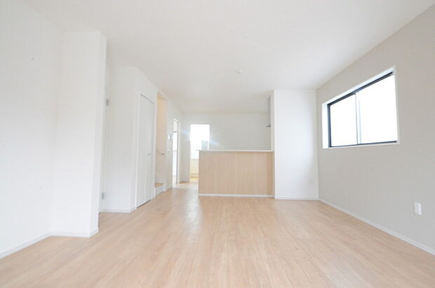 家族の集うリビングには色々な方向から光が差し込む設計に。家族のコミュニケーションが弾むスポットだから明るい雰囲気であってほしい。