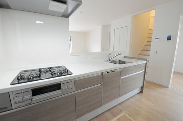 夕食の時間。家族、友人、両親、親戚との会話がより料理を美味しくしてくれる。あっという間に時間が過ぎてしまう居心地の良さは、普段はほっとする空間としてここにあります。