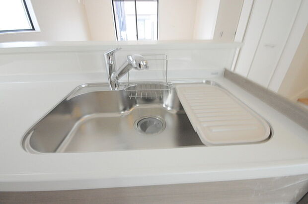 人工大理石を使用したシステムキッチン。永く傷つきにくく、お手入れもしやすい高機能性です。  