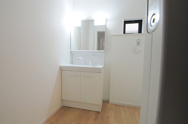 使い勝手の良い洗面台、窓があることで換気もしやすく清潔感のある空間を保てます。 
