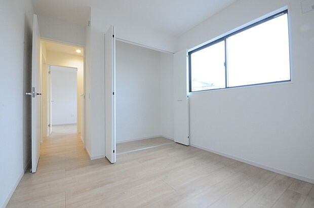 広々収納で、仕事着、普段着をまとめて収納できます。