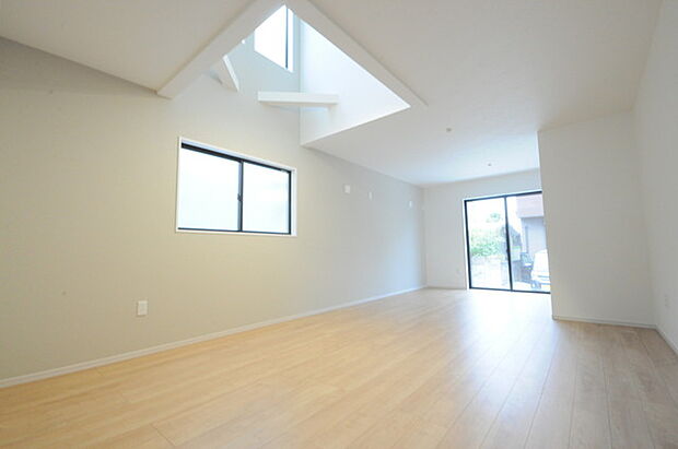 明るく、開放感もあり、冬は暖気が上昇しやすい吹き抜けリビング。