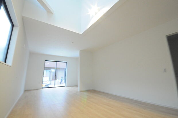 家族や友人、両親、親戚とこれから沢山の時間を紡ぐのだろう。そこを彩るのは窓から見える青い空、心地よい緑。そんなイメージが膨らむリビングスペース。