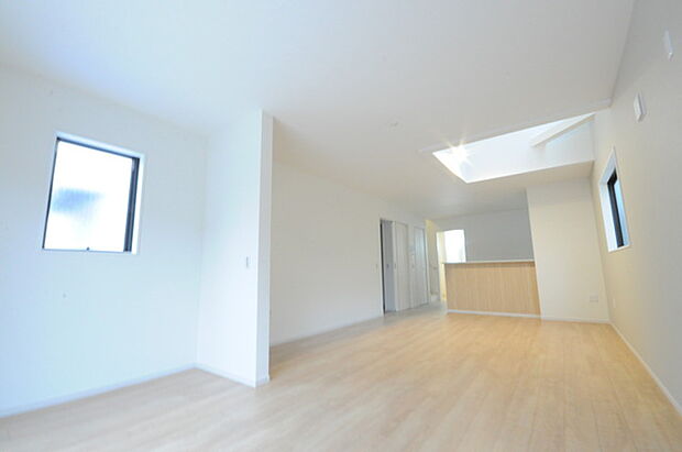 家族団欒のリビング。陽光差し込む食卓には家族の会話とスマイルが溢れます。いつまでもここで食卓を囲みたくなる、そう感じさせてくれるスペース。 